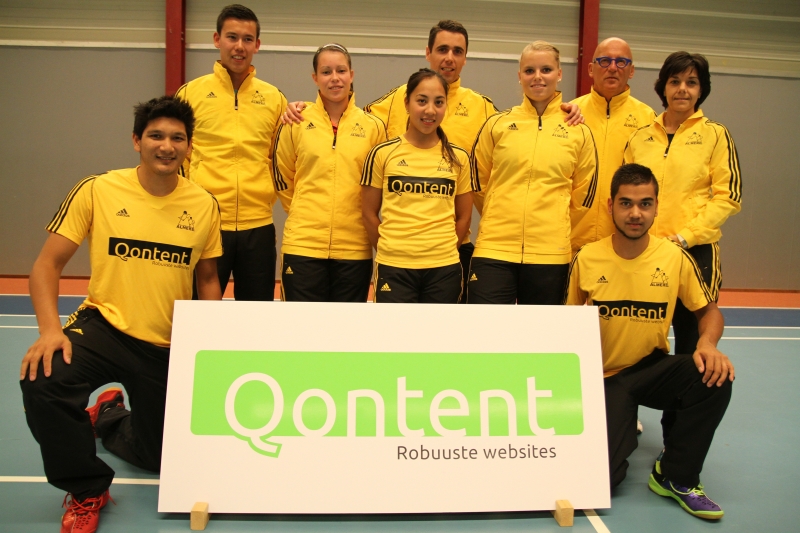 Een deel van de spelers en begeleiders van Qontent Almere achter het sponsorbord van Qontent.