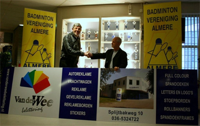 Ron van der Wee en Henk Staats schudden elkaar de hand