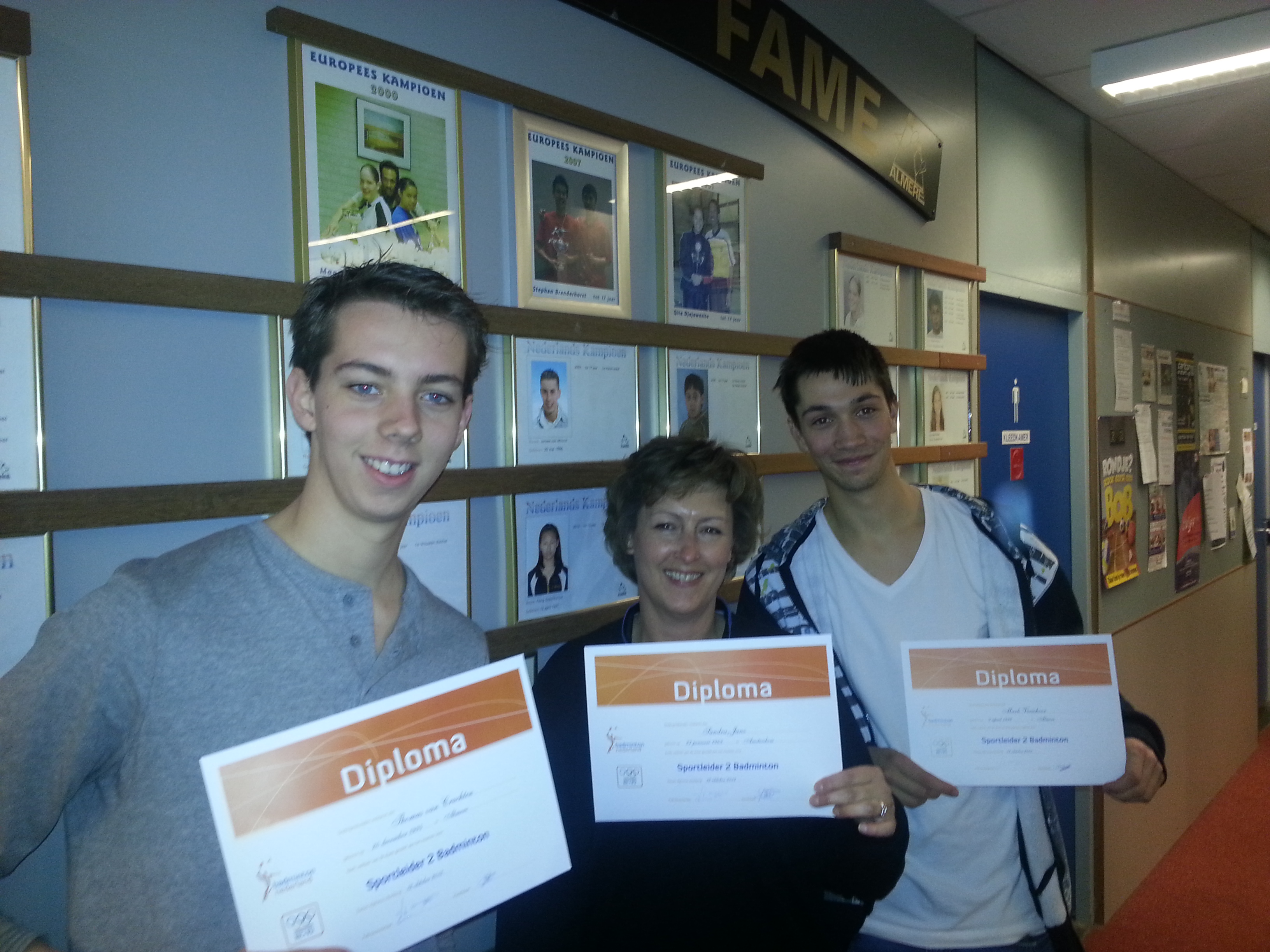 Thomas van Cruchten, Sandra Janz en Mark Verschoor met hun SL2 diploma